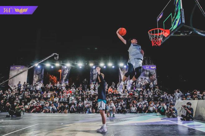 球和强劲的 球和强劲的